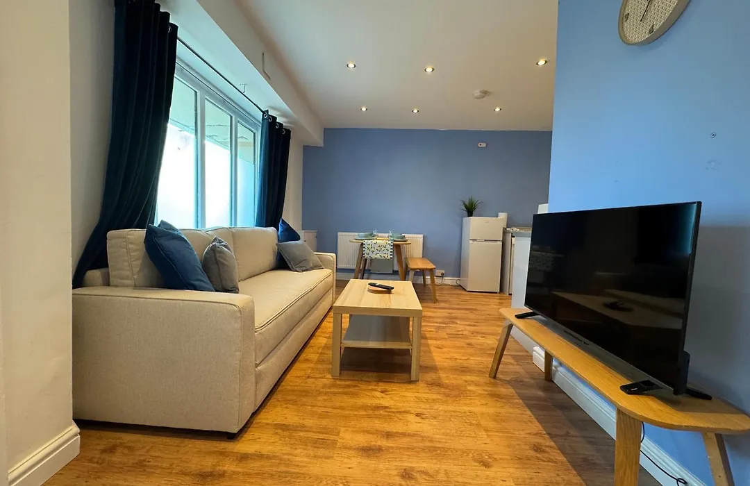 Stretford Apartment - Sleeps 6 - Wifi - Parking - Near Stadium-1
