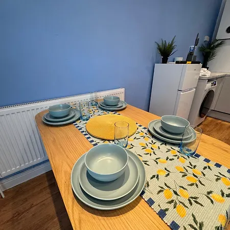 Stretford Apartment - Sleeps 6 - Wifi - Parking - Near Stadium-2